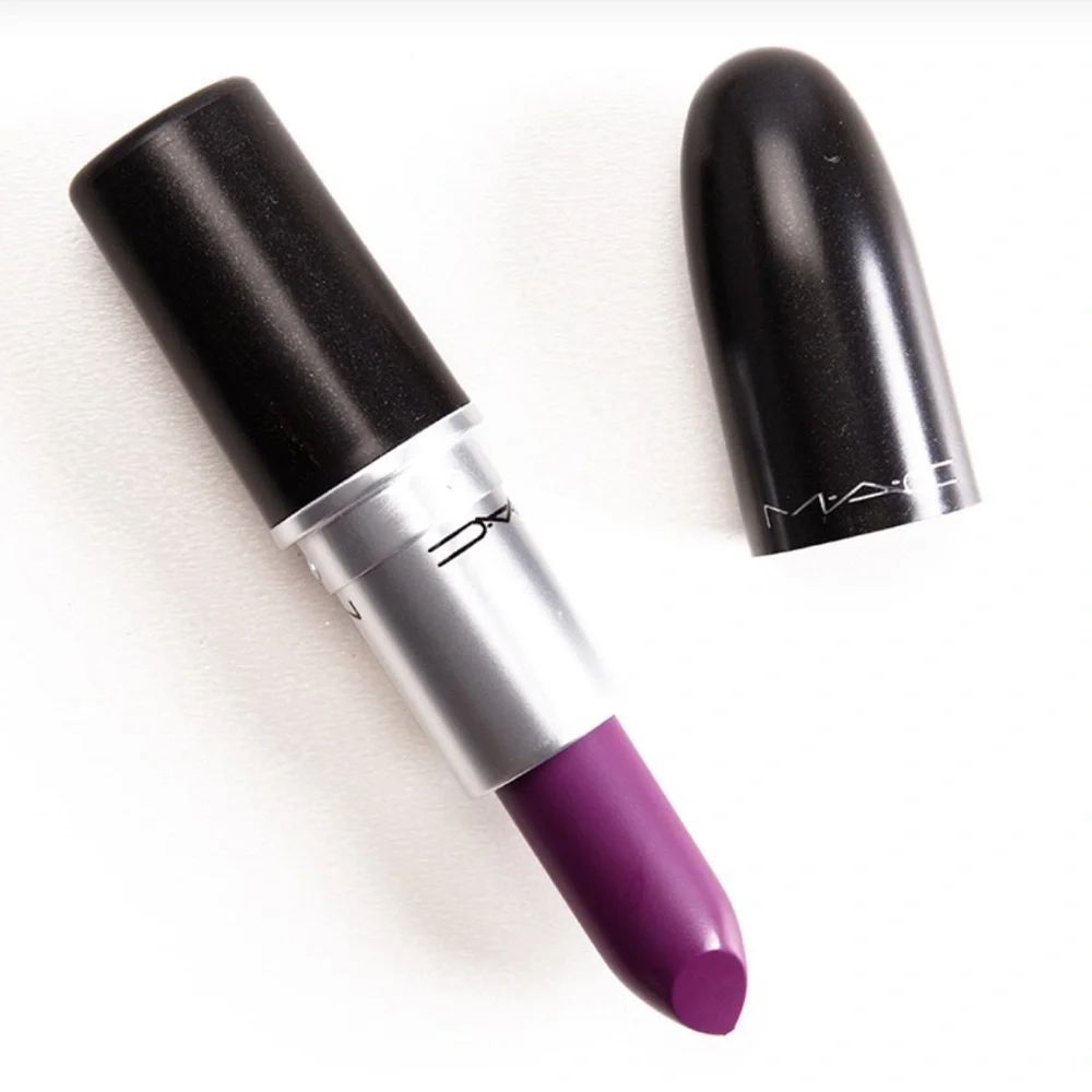 MAC HEROINE Matte Lipstick. NEW IN BOX.